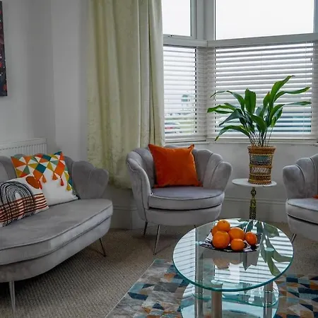 - Seafront, 6 Bedrooms, Contractors, Long شقة