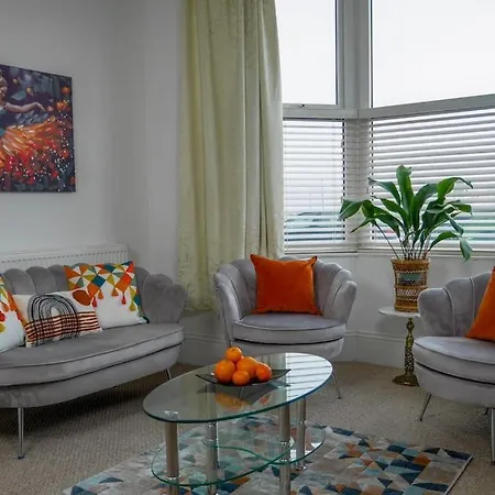 - Seafront, 6 Bedrooms, Contractors, Long