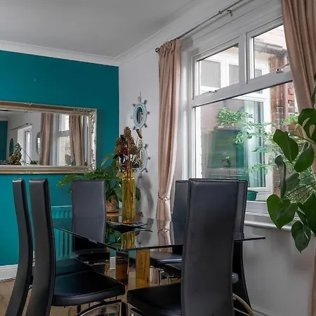 - Seafront, 6 Bedrooms, Contractors, Long شقة *