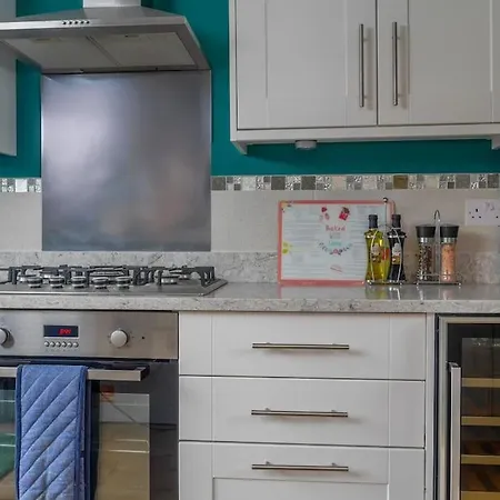 - Seafront, 6 Bedrooms, Contractors, Long *