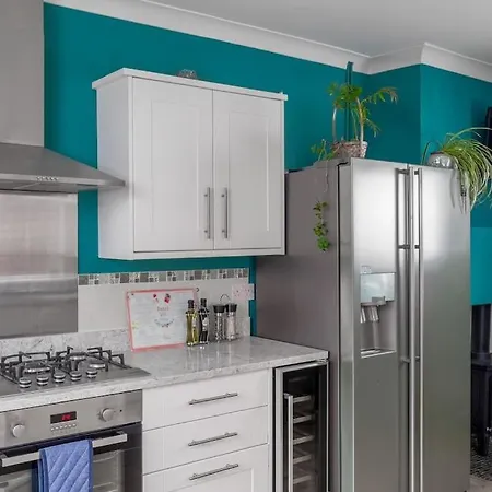- Seafront, 6 Bedrooms, Contractors, Long *