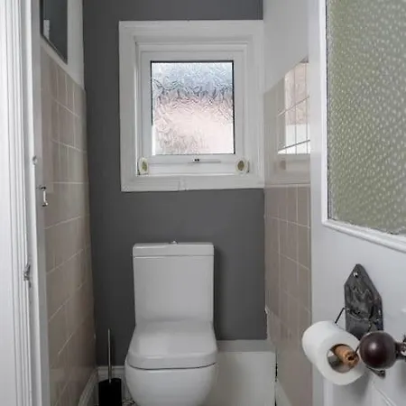 - Seafront, 6 Bedrooms, Contractors, Long