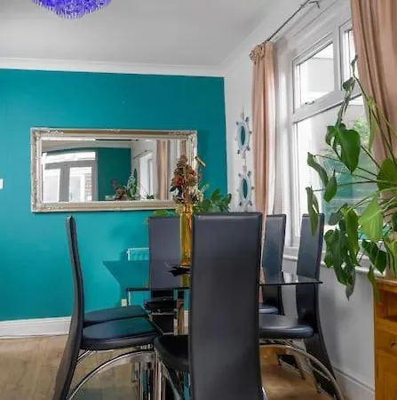 - Seafront, 6 Bedrooms, Contractors, Long *