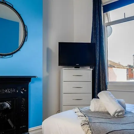 - Seafront, 6 Bedrooms, Contractors, Long