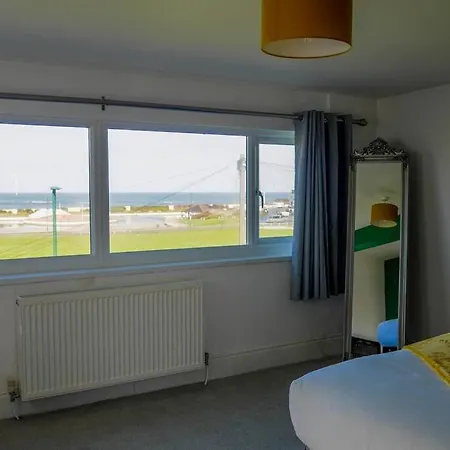 - Seafront, 6 Bedrooms, Contractors, Long