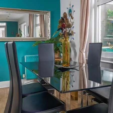 - Seafront, 6 Bedrooms, Contractors, Long *