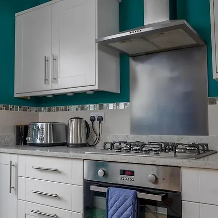 - Seafront, 6 Bedrooms, Contractors, Long