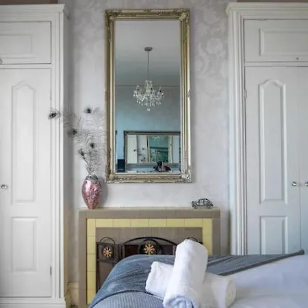 - Seafront, 6 Bedrooms, Contractors, Long *